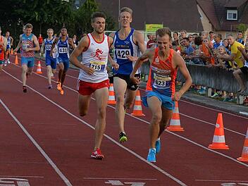 Bastian Grau (re.) hat das "Race of Champions" im Rahmen des Leichtathletik-Meetings des LSC Höchstadt gewonnen.  Foto: Picturedreams