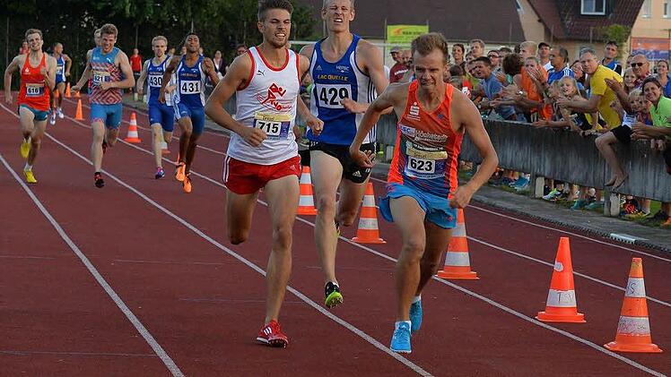 Bastian Grau (re.) hat das "Race of Champions" im Rahmen des Leichtathletik-Meetings des LSC Höchstadt gewonnen.  Foto: Picturedreams
