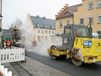 Endspurt: In der Oberen Vorstadt wurde jetzt die Deckschicht asphaltiert. Ab dem morgigen Freitag ist die Straße wieder frei.  Foto: Sabine Weinbeer