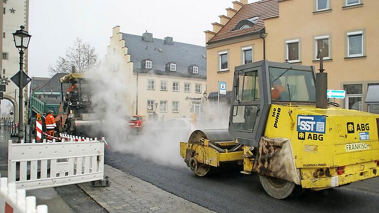 Endspurt: In der Oberen Vorstadt wurde jetzt die Deckschicht asphaltiert. Ab dem morgigen Freitag ist die Straße wieder frei.  Foto: Sabine Weinbeer