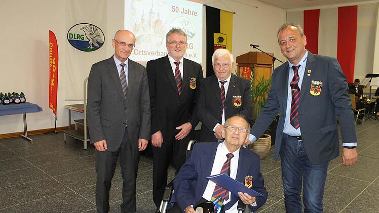 Hermann Lohm (sitzend) ist nun Ehrenmitglied des Ortsverbandes Ebern. Landrat Wilhelm Schneider, Vorsitzender der DLRG Ebern, Rudi Rath, der Ehrenpräsident Günther Kolb und der Technische Leiter Ausbildung, Andreas Mölter (von links) gratulierten zu diesem besonderen Titel.