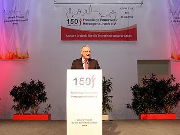 Der Bayerische Innenminister Joachim Herrmann lobte als oberster Chef die Herzogenauracher Feuerwehr. Richard Sänger