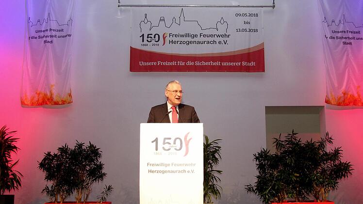 Der Bayerische Innenminister Joachim Herrmann lobte als oberster Chef die Herzogenauracher Feuerwehr. Richard Sänger