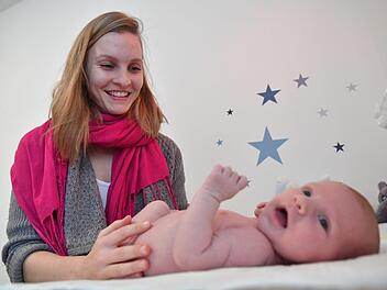 Julia Hemmen betreut den kleinen Leon aus Breitengüßbach. Die Geburtenzahlen steigen, Hebammenversorgung wird immer wichtiger. Die Geburtshelferinnen haben aber nicht überall gute Bedingungen.  Foto: Ronald Rinklef