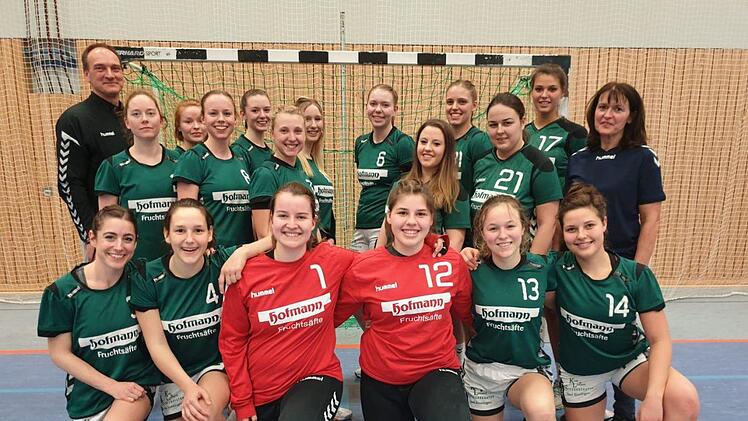 Meister der Bezirksklasse Nord wurden die Frauen der SG Garitz/Nüdlingen. Unser Bild zeigt (hinten, von links) Heiko Schober (Trainer), Katrin Busse, Carina Geisel, Katharina Karch, Sarah Zintl, Sophie Hippler, Nadja Heer, Marina Titt, Anna-Lena Höchemer, Pia Steinegger, Elena Keßler, Theresa Przybilla und Petra Przybilla (Trainerin) sowie (vorne, von links) Lina Hofmann, Melissa Schäfer, Mercedes Dörr, Francesca Grob, Hannah Mahlmeister und Leonie Kaiser.SG Garitz/Nüdlingen