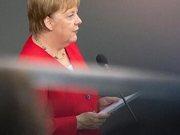 Sind es Einschussl&ouml;cher? An einer Werbetafel in N&uuml;rnberg wurden Fotos von sieben deutschen Politikern (darunter Bundeskanzlerin Angela Merkel) gefunden. Archivfoto: Ralf Hirschberger/dpa