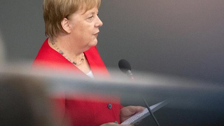 Sind es Einschussl&ouml;cher? An einer Werbetafel in N&uuml;rnberg wurden Fotos von sieben deutschen Politikern (darunter Bundeskanzlerin Angela Merkel) gefunden. Archivfoto: Ralf Hirschberger/dpa