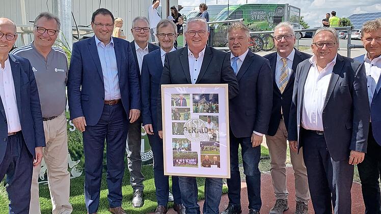 Die Festredner, Ehrengäste und Vorstandsmitglieder des Jubelvereins (von links): Manfred Neumeister, Gerd Rieß, Staatssekretär Martin Schöffel, Thomas Unger, Harry Weiß, Gerald Weinrich, Landrat Klaus Peter Söllner, Bürgermeister Harald Hübner, St...