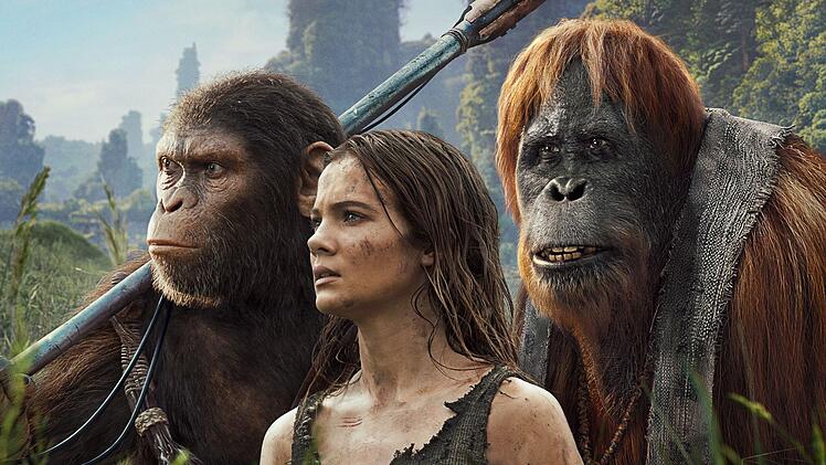 Schimpanse Noa (links) glaubt, dass Affen und Menschen doch friedlich koexistieren k&ouml;nnen. So stellen er und Orang-Utan Raka die junge Mae (Freya Allan) unter ihren Schutz.