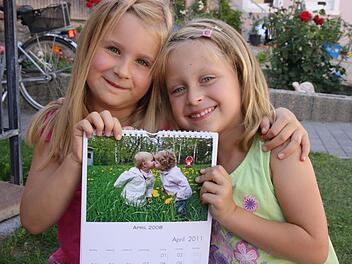 Schon als sie noch keine zwei Jahre alt waren, hatten  Leni und Sophie einander schon ganz toll lieb.