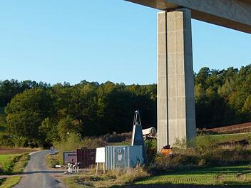 Der Rennbergweg unter der großen Füllbachtalbrücke hindurch ist nur eine der vielen Grüber Straßen, die durch die Fahrzeuge  für die ICE-Baustelle arg in Mitgleidenschaft gezogen wurden. Foto: Lothar Weidner