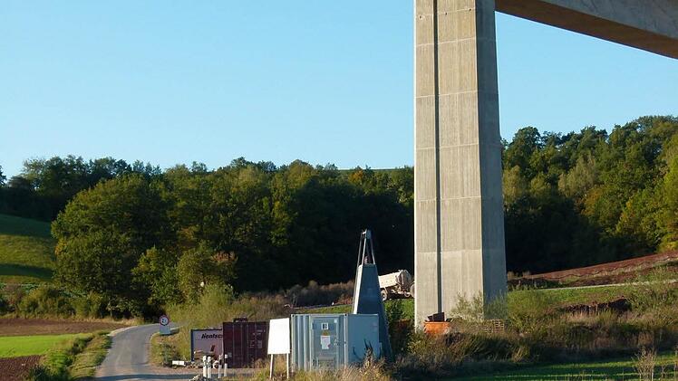 Der Rennbergweg unter der großen Füllbachtalbrücke hindurch ist nur eine der vielen Grüber Straßen, die durch die Fahrzeuge  für die ICE-Baustelle arg in Mitgleidenschaft gezogen wurden. Foto: Lothar Weidner