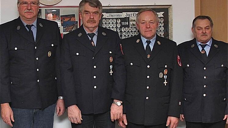 Sie halten der Wehr Völkersleier seit 40 Jahren die Treue (v.l.): Josef Haas, Reinhold Haas, Edgar Schneider und Rudolf Reinisch.