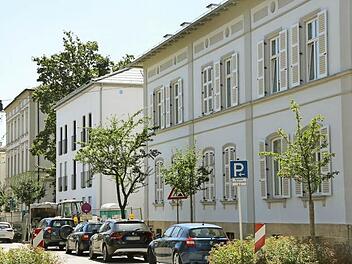 Blick in die Schützenstraße mit dem umstrittenen Neubau (Mitte), den der Stadtrat im Garten der so genannten Stauffenbergvilla (vorne) genehmigt hat. Foto: Matthias Hoch