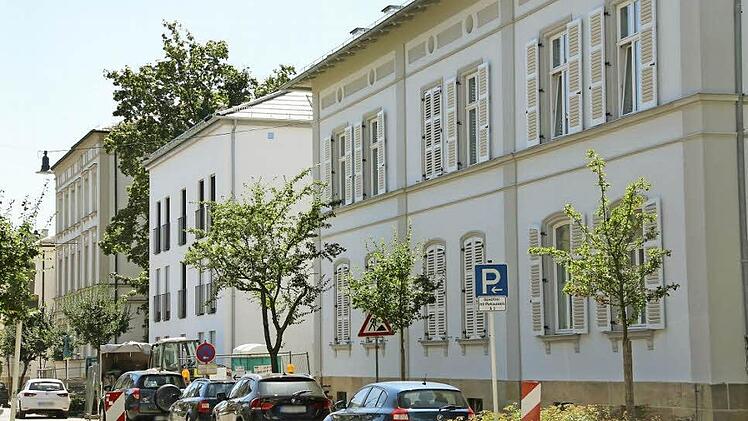 Blick in die Schützenstraße mit dem umstrittenen Neubau (Mitte), den der Stadtrat im Garten der so genannten Stauffenbergvilla (vorne) genehmigt hat. Foto: Matthias Hoch