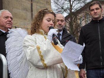Als Christkind hieß Mareike Naumann die Besucher des Adventsmarktes in Michelau willkommen. Fotos: Klaus Gagel