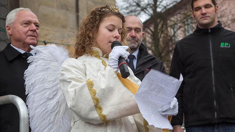 Als Christkind hieß Mareike Naumann die Besucher des Adventsmarktes in Michelau willkommen. Fotos: Klaus Gagel