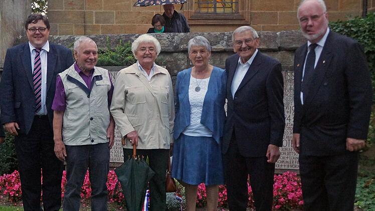 Bürgermeister Matthias Schneiderbanger mit Hans Hertel, Gunda Schaller, Gilberte Denis, Josef Hofmann und Gabriel Muller Foto: Johannes Michel