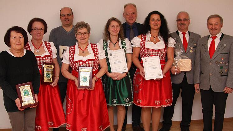 Für langjährige Aktive und Vereinszugehörigkeit wurden bei den Wermerichshäuser Schützen einige Mitglieder geehrt. Unser Bild zeigt dabei (von links) Erika Weigand, Monika Weigand, Björn Morber, Johanna Bauer, Heike Saal, Bürgermeister Helmut Blank, Sonja Röder, Peter Saal und Ehrenschützenmeister Karl Bauer. Foto: Arnold Nöth