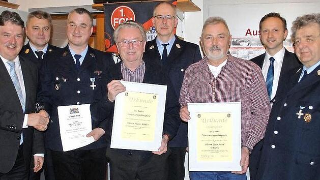 Treue Mitglieder der Feuerwehr Veitlahm wurden bei der Hauptversammlung ausgezeichnet. Von links: Landrat Klaus Peter S&ouml;llner, Kreisbrandinspektor Friedrich Weinlein, Johannes Unger (25 Jahre Dienst), Hans M&uuml;ller (60 Jahre Mitglied), Kreisbrandmeister Michael K&ouml;del, Reinhard Schicks (40 Jahre), stellvertretender B&uuml;rgermeister Robert Bosch und Vorsitzender Erich Luthardt. Foto: Karl Klippel