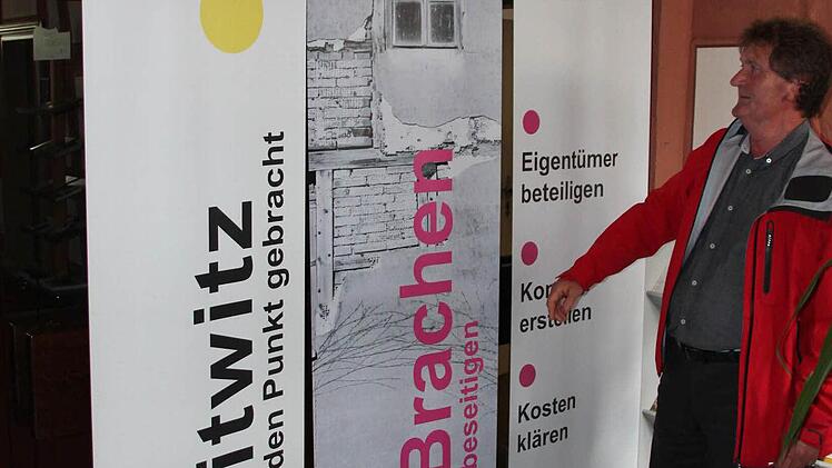Der Mitwitzer Bürgermeister Hans-Peter Laschka an den Transparenten für das Projekt "Ort schafft Mitte" im Rathaus  Foto: Friedwald Schedel