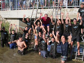 Eigentlich alles Sieger: die 16 Teilnehmer im Sautrog Renna in Sambach.  Fotos: Thomas Paulus/Evi Seeger