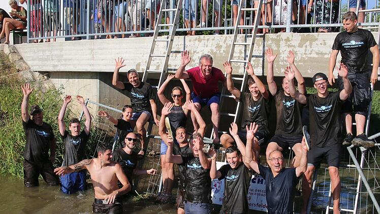 Eigentlich alles Sieger: die 16 Teilnehmer im Sautrog Renna in Sambach.  Fotos: Thomas Paulus/Evi Seeger