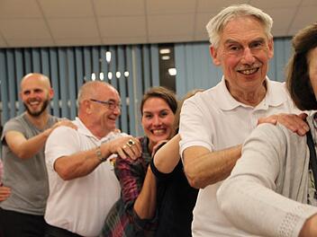 Gerhard Schumm, 3. Vorsitzender des Förderkreises Europäische Städtepartnerschaften, tanzt in der Polonaise in Kirkham mit. Foto: Ulrike Müller
