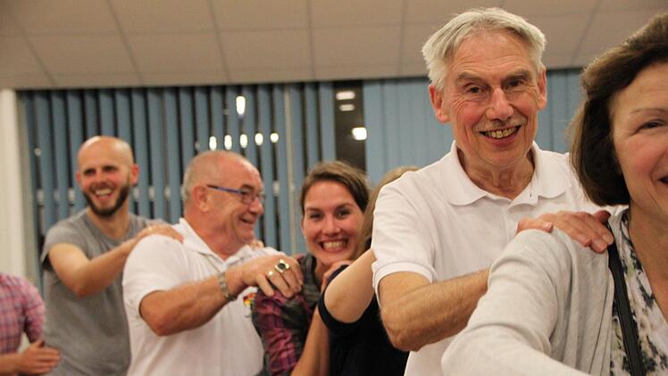 Gerhard Schumm, 3. Vorsitzender des Förderkreises Europäische Städtepartnerschaften, tanzt in der Polonaise in Kirkham mit. Foto: Ulrike Müller