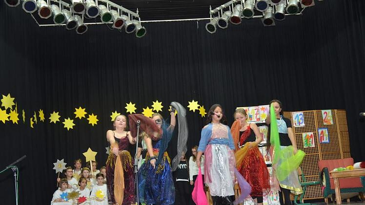 Den Zauber von 1001 Nacht boten orientalische Tänzerinnen in dem Stück "Auf dem Weg zum Weihnachtsfest".K.- H. Hofmann