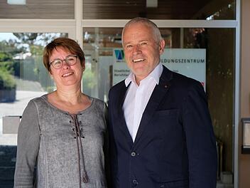 Oberstudiendirektor Harry Koch verabschiedete zum Jahresende Fachlehrerin Bärbel Pitrof in den Ruhestand. Foto: Claus Berger