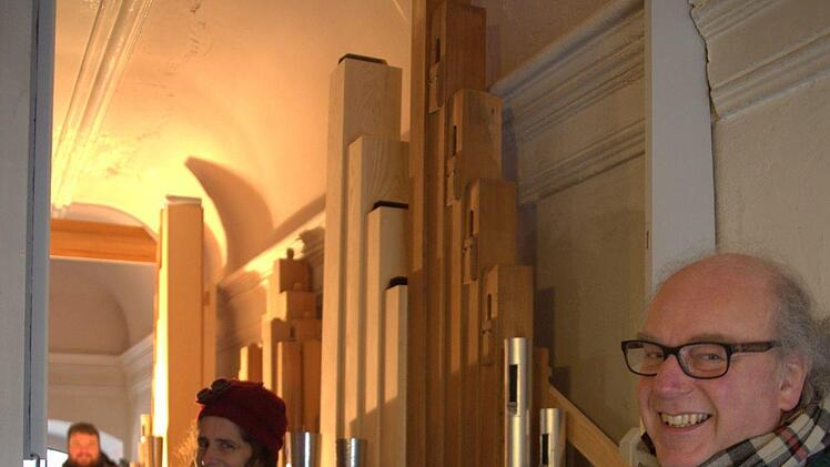Nur zufriedene Gesichter gab es am vergangenen Donnerstag, als Pfarrer Tobias Knötig (hinten) gemeinsam mit Orgelsachverständiger Merle Roßner das saniere und erweiterte Tasteninstrument in der Heilgersdorfer Kirche inspizierte, auch wenn Orgelbaumeister Christoph Schindler noch nicht alle Pfeifen eingebaut hat. Foto: Bettina Knauth