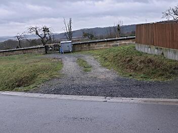 An dieser Stelle entsteht die neue Aussegnungshalle am Friedhof Gereuth, dem Gelände angepasst, wie Bürgermeister Dietz mit einem geänderten Plan bei der Bürgerversammlung  erklärte. Helmut Will