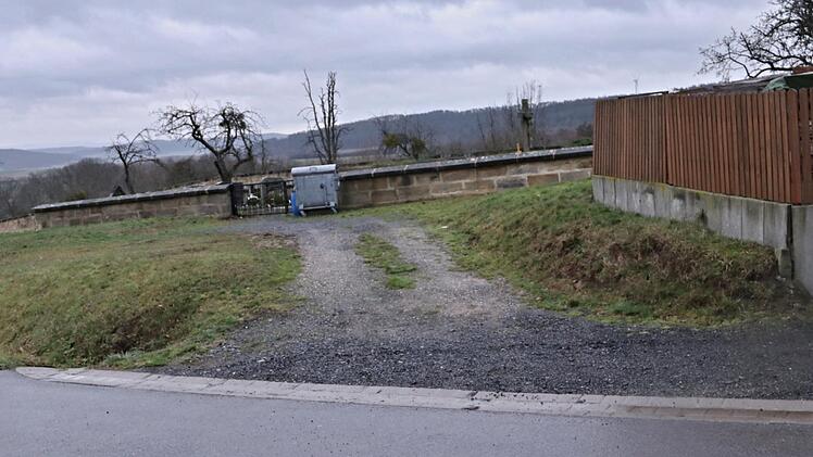 An dieser Stelle entsteht die neue Aussegnungshalle am Friedhof Gereuth, dem Gelände angepasst, wie Bürgermeister Dietz mit einem geänderten Plan bei der Bürgerversammlung  erklärte. Helmut Will
