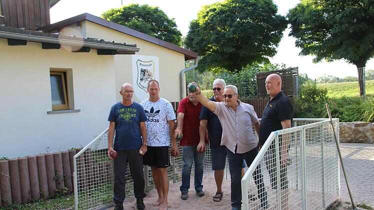 Die Mitglieder des Vereins Aquarienfreunde Neustadt, dem der 1. BCN Ponderosa-Elf angeh&ouml;rt, treffen sich regelm&auml;&szlig;ig zum gemeinsamen Training und werfen die Kugeln gekonnt auf die lange Sandbahn.Marieke Fiala