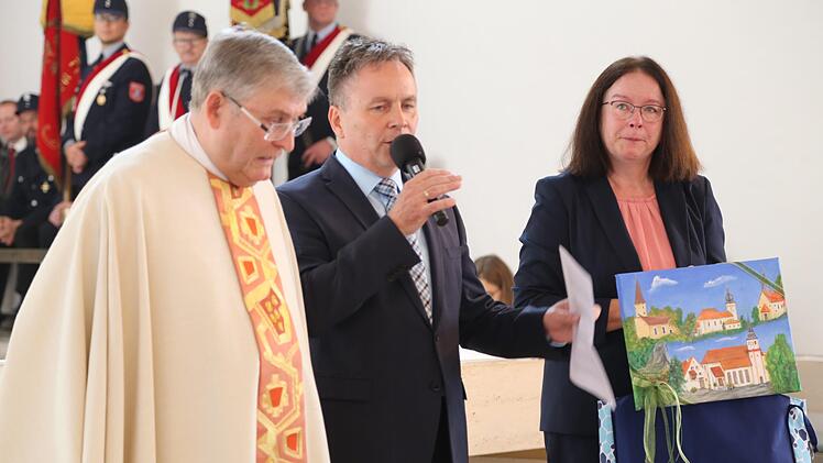 Im Namen der Pfarrgemeinde bedankten sich Markus Habermann und Marion Körber. Foto: Franz Galster