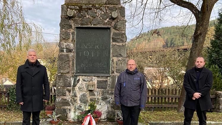 Am Volkstrauertag legten (von links) Bürgermeister Timo Ehrhardt und seine Stellvertreter Thomas Rebhan sowie Maximilian Heyder an den Ehrenmalen in der Stadt Ludwigsstadt und allen Ortsteilen Blumengebinde nieder. Foto: Heike Schülein