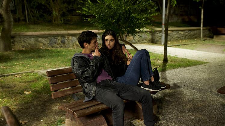 Hazal (Melia Kara) fl&uuml;chtet Istanbul. Dort trifft sie ihre Internetbekanntschaft Mehmet (Doğa G&uuml;rer).