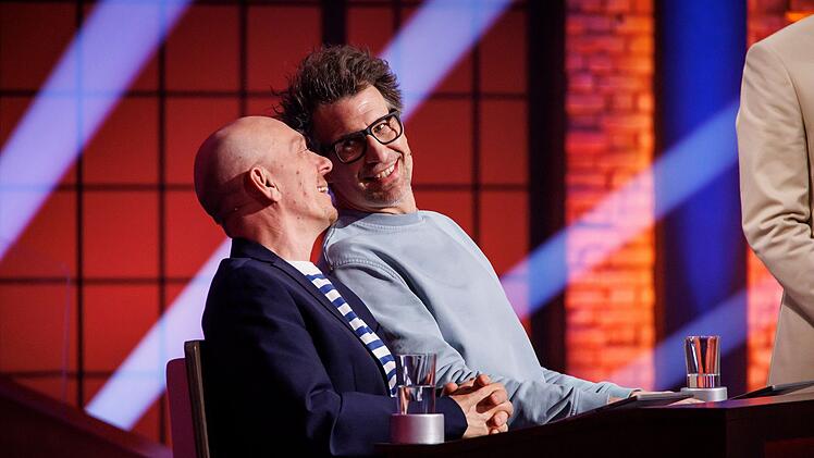 Daniel Hartwich (rechts) war schon einmal in einer regul&auml;ren Ausgabe der Quizshow zu Gast. Vor zwei Jahren setzte er sich - damals mit Elton an seiner Seite - gegen Victoria Swarovski durch. Diesmal spielt er zusammen mit Bernhard Ho&euml;cker.