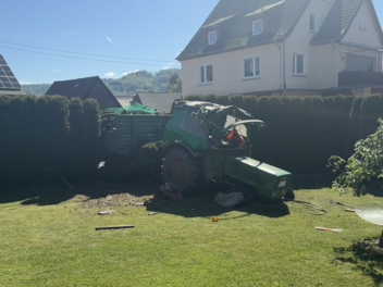 Kreis Kulmbach: Traktor kracht ungebremst gegen Mauer - und landet in Garten