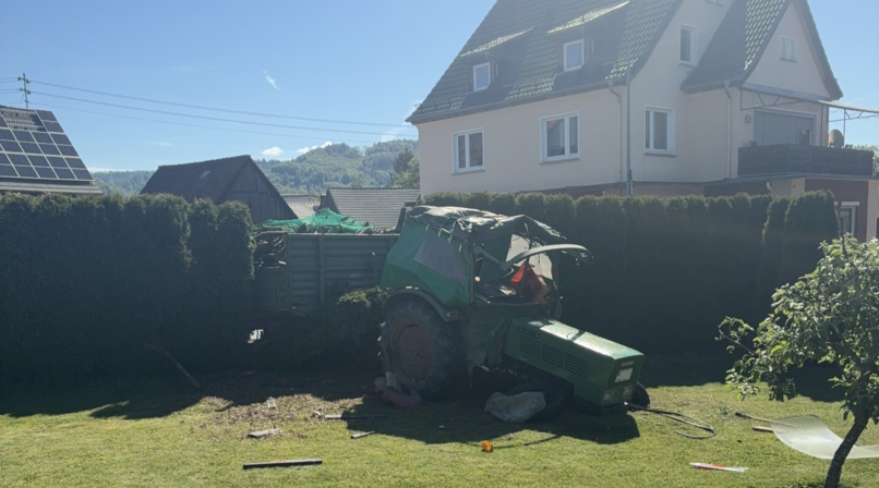 Kreis Kulmbach: Traktor kracht ungebremst gegen Mauer - und landet in Garten