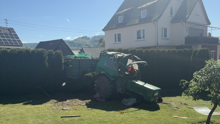 Kreis Kulmbach: Traktor kracht ungebremst gegen Mauer - und landet in Garten