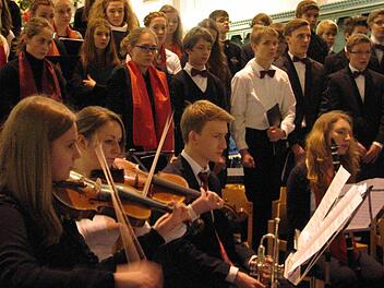 Beim Adventskonzert in der Petrikirche präsentierten die verschiedenen Musikensembles des Markgraf-Georg-Friedrich-Gymnasiums internationale Weihnachtsweisen. Foto: Sonja Adam