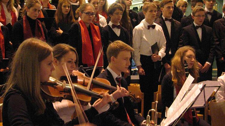 Beim Adventskonzert in der Petrikirche präsentierten die verschiedenen Musikensembles des Markgraf-Georg-Friedrich-Gymnasiums internationale Weihnachtsweisen. Foto: Sonja Adam