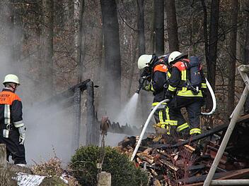 Großeinsatz für die Feuerwehren aus dem Landkreis: In Krumme Fohre ist am Montagmorgen ein Schuppen auf einem Privatgrundstück abgebrannt. Die Löschtrupps verhinderten ein Übergreifen der Flammen auf den angrenzenden Wald. Fotos: Sebastian Martin