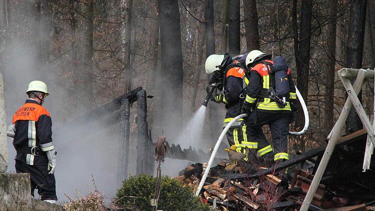 Großeinsatz für die Feuerwehren aus dem Landkreis: In Krumme Fohre ist am Montagmorgen ein Schuppen auf einem Privatgrundstück abgebrannt. Die Löschtrupps verhinderten ein Übergreifen der Flammen auf den angrenzenden Wald. Fotos: Sebastian Martin
