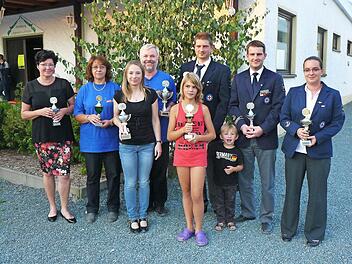 Nach der Siegerehrung zum "Schießen der Vereine" stellten sich 2014 die Mannschaftsführer und besten Einzelschützen der Kamera. Erfolgreichste Dame war damals Michaela Söllner (Zweite von links), der beste Herr Martin Hempfling (Vierter von rechts). Foto: Klaus-Peter Wulf