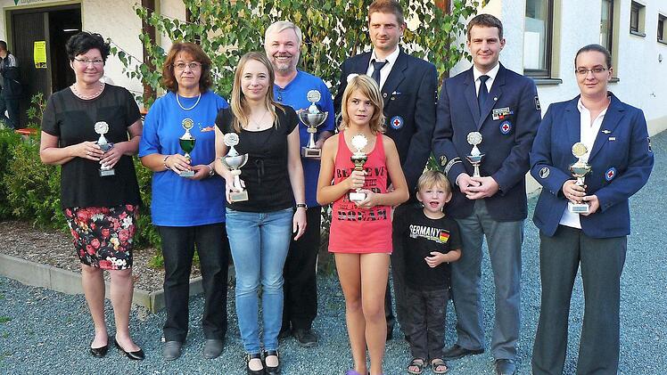 Nach der Siegerehrung zum "Schießen der Vereine" stellten sich 2014 die Mannschaftsführer und besten Einzelschützen der Kamera. Erfolgreichste Dame war damals Michaela Söllner (Zweite von links), der beste Herr Martin Hempfling (Vierter von rechts). Foto: Klaus-Peter Wulf