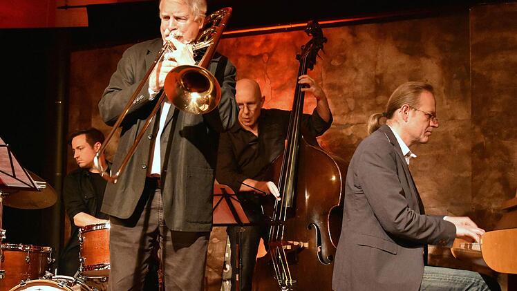 Der Posaunist, Komponist und Arrangeur Richard Roblee gestaltete mit dem Trio Bernhard Pichl (Klavier), Rudi Engel (Bass) und Florian Kettler (Schlagzeug) in der Reihe "Jazz mal anders" ein beeindruckendes, weihnachtlich geprägtes Jazzkonzert in Haßfurt.  Foto: Ulrike Langer