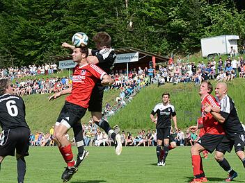 Auf viele Zuschauer hofft man auf dem Fuchsstädter Kohlenberg - unser Bild zeigt Marcel Plehn im Relegations-Spiel gegen den SV Euerbach/Kützberg) - und im Bad Kissinger Sportpark. Die Fans haben die Qual der Wahl. Foto: ssp